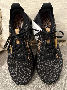 NWT Brooks Adrenaline GTS 25 Sneakers